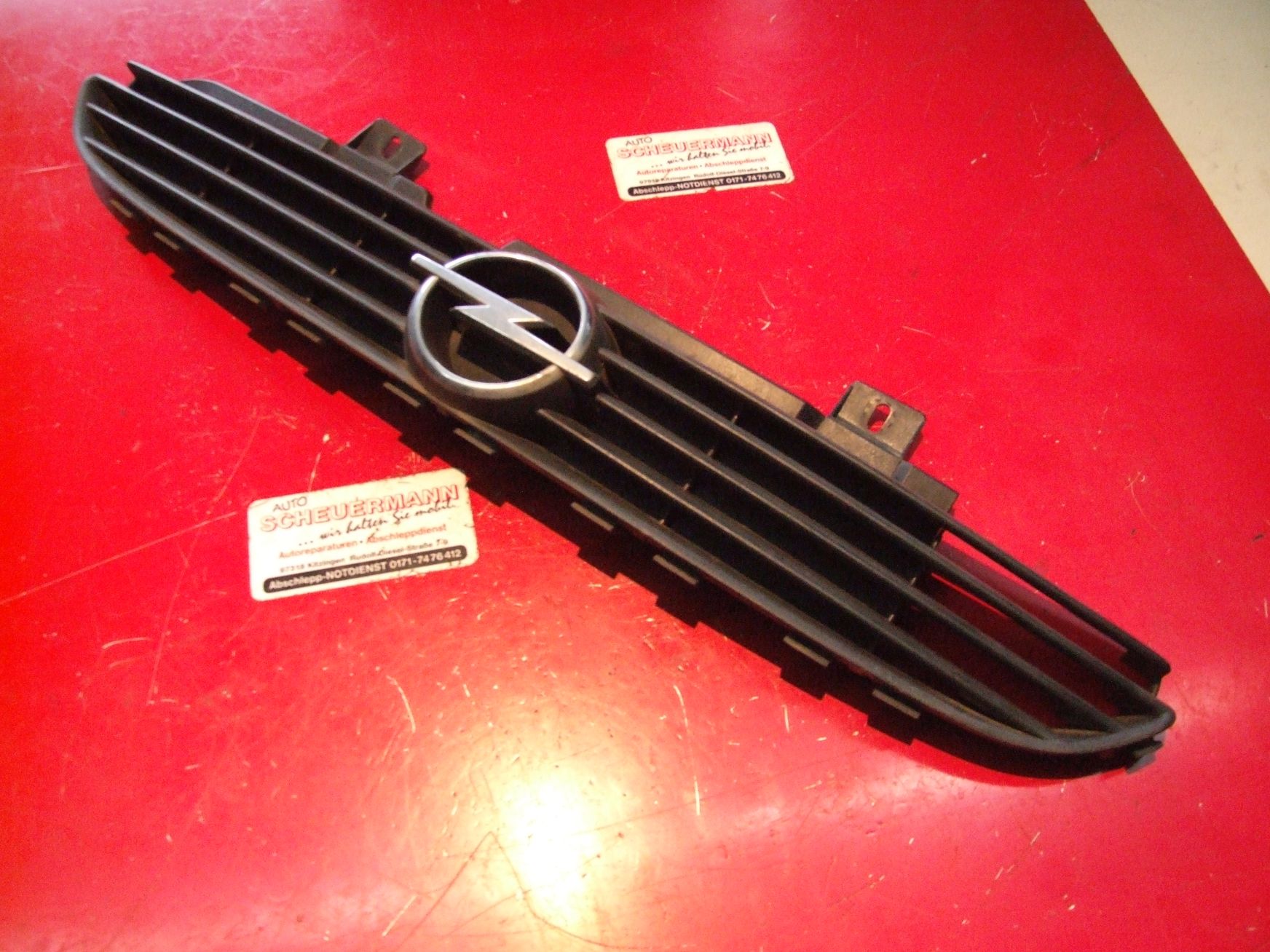 Kühlergrill aus Opel Corsa B GM / 09114098 (gebraucht)