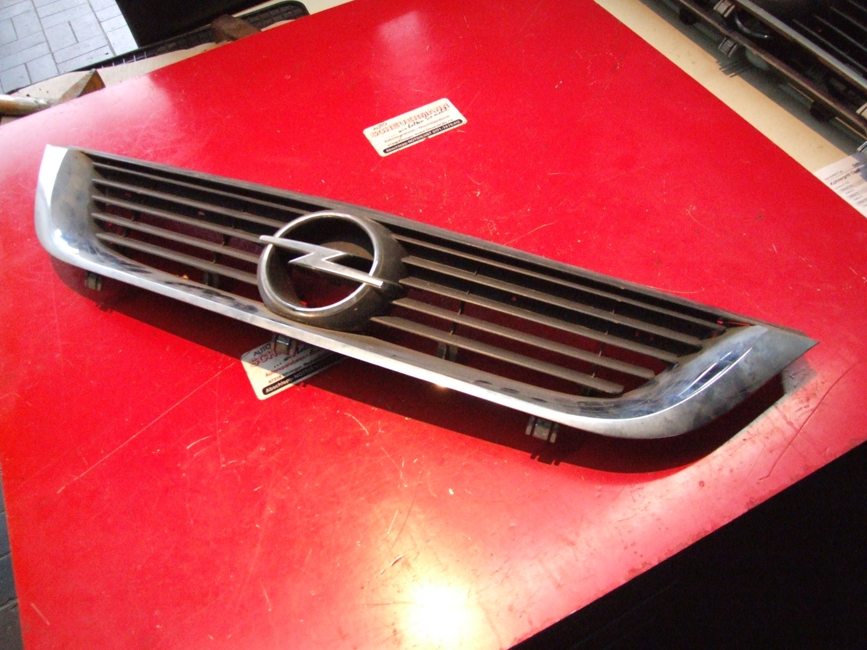 Kühlergrill aus Opel Vectra B Caravan GM 09152352 / 90505722 (gebraucht)