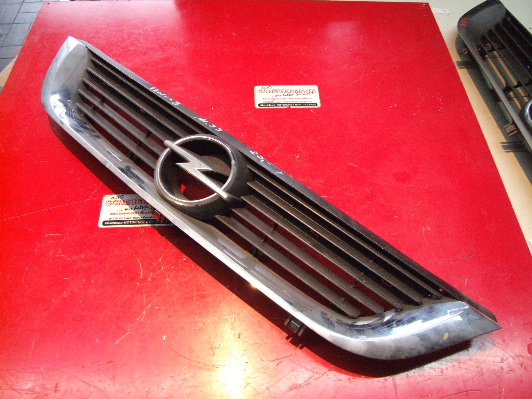 Kühlergrill aus Opel Vectra B Caravan GM 09152352 / 90505722 (gebraucht)