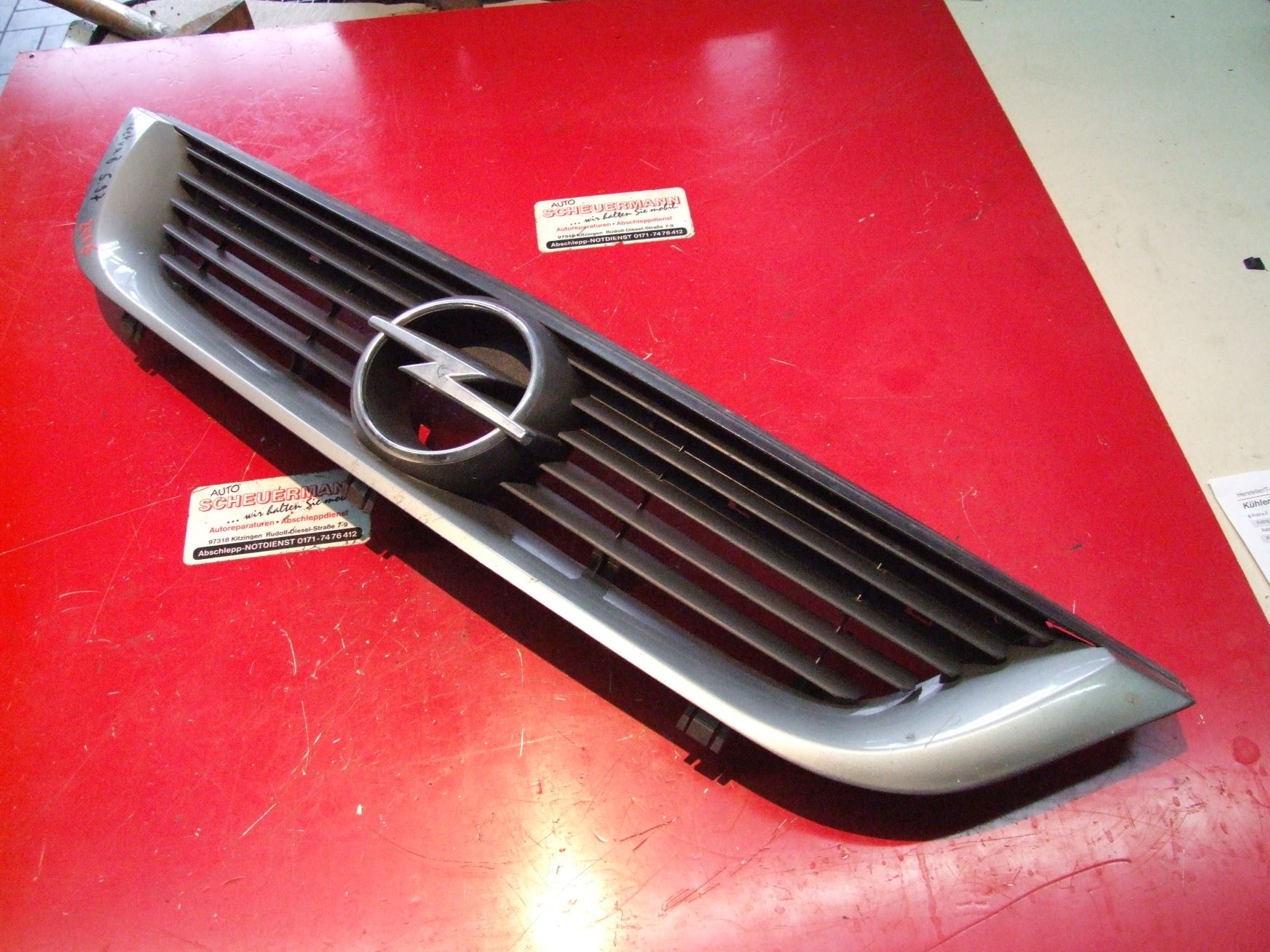 Kühlergrill aus Opel Vectra B Stufe GM / 90505722 (gebraucht)