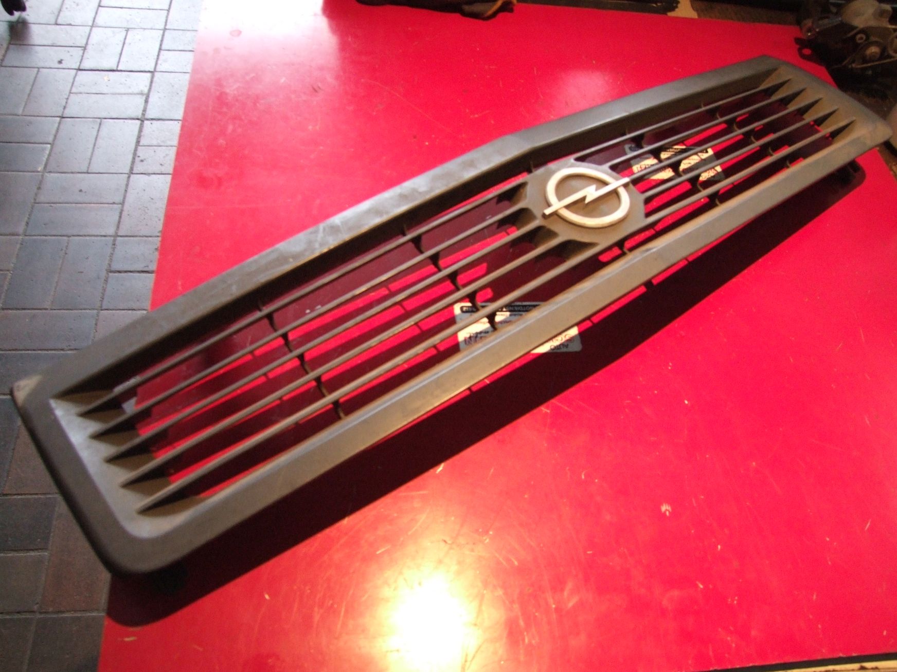 Kühlergrill aus Opel Corsa A GM 90291104 / 90291105 (gebraucht)