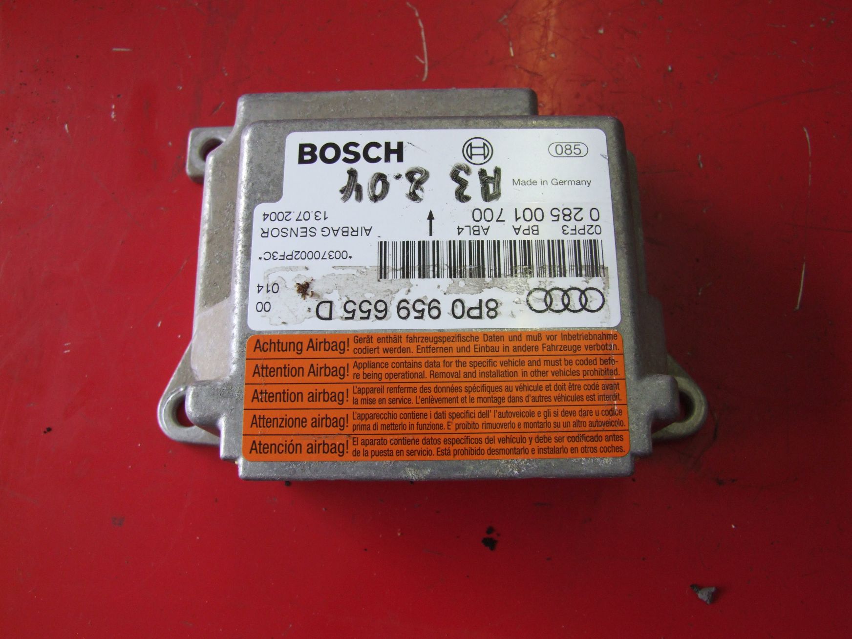 Airbag Steuergerät aus Audi A3 Bosch 0285001700 / 8P0959655D (gebraucht)