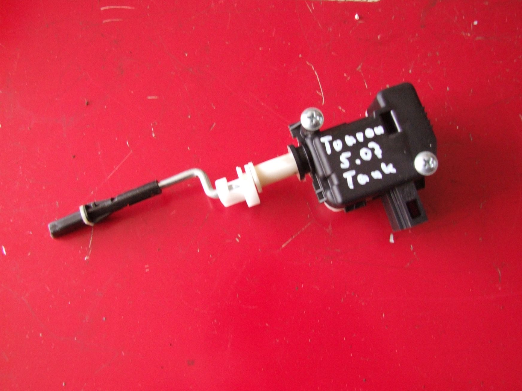 Stellmotor Tankdeckel aus VW Touran Hella / 1T0810773A (gebraucht)