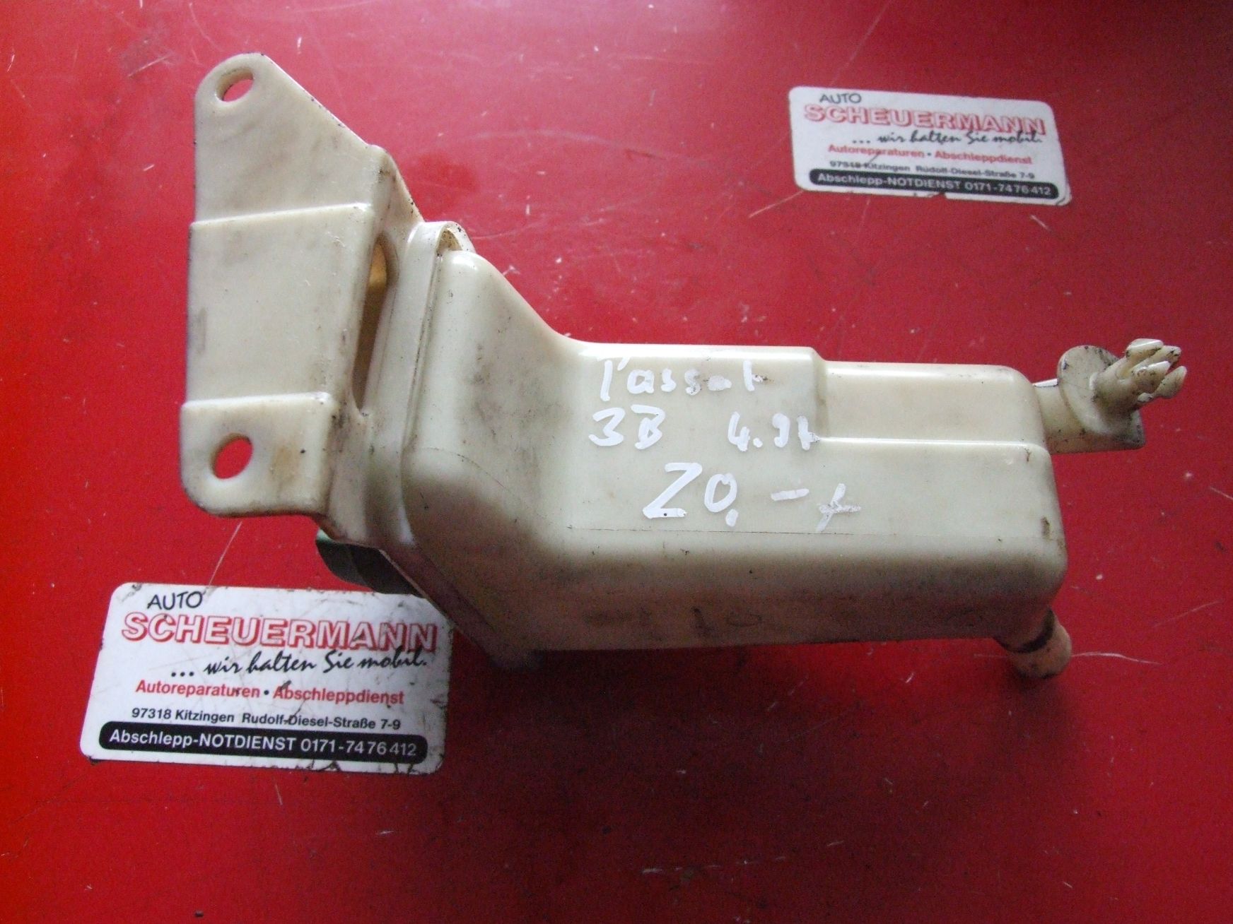 Servobehälter aus VW Passat 3B / 8D0422373C (gebraucht)