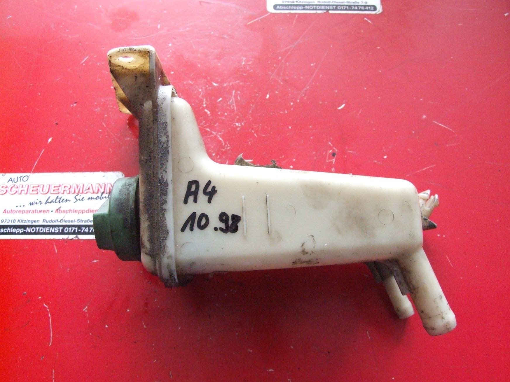 Servobehälter aus Audi A4 / 8D0422373C (gebraucht)