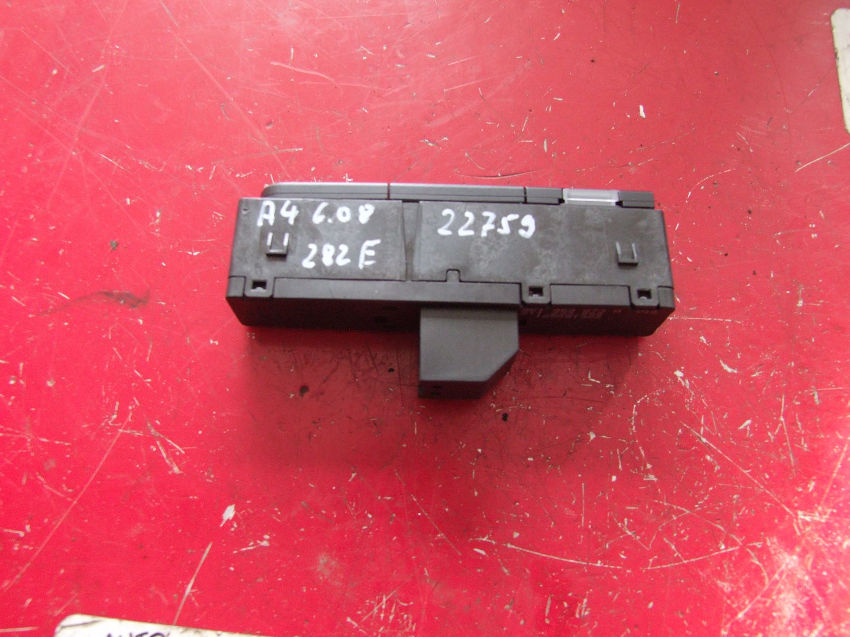 Schalter ESP aus Audi A4 Avant VAG / 8K1959673A (gebraucht)