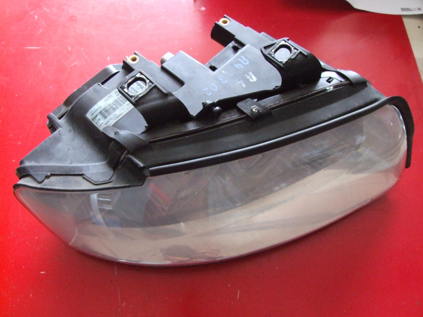 Scheinwerfer aus Audi A4 Valeo 8E0990008F / 8E0941004F (gebraucht)