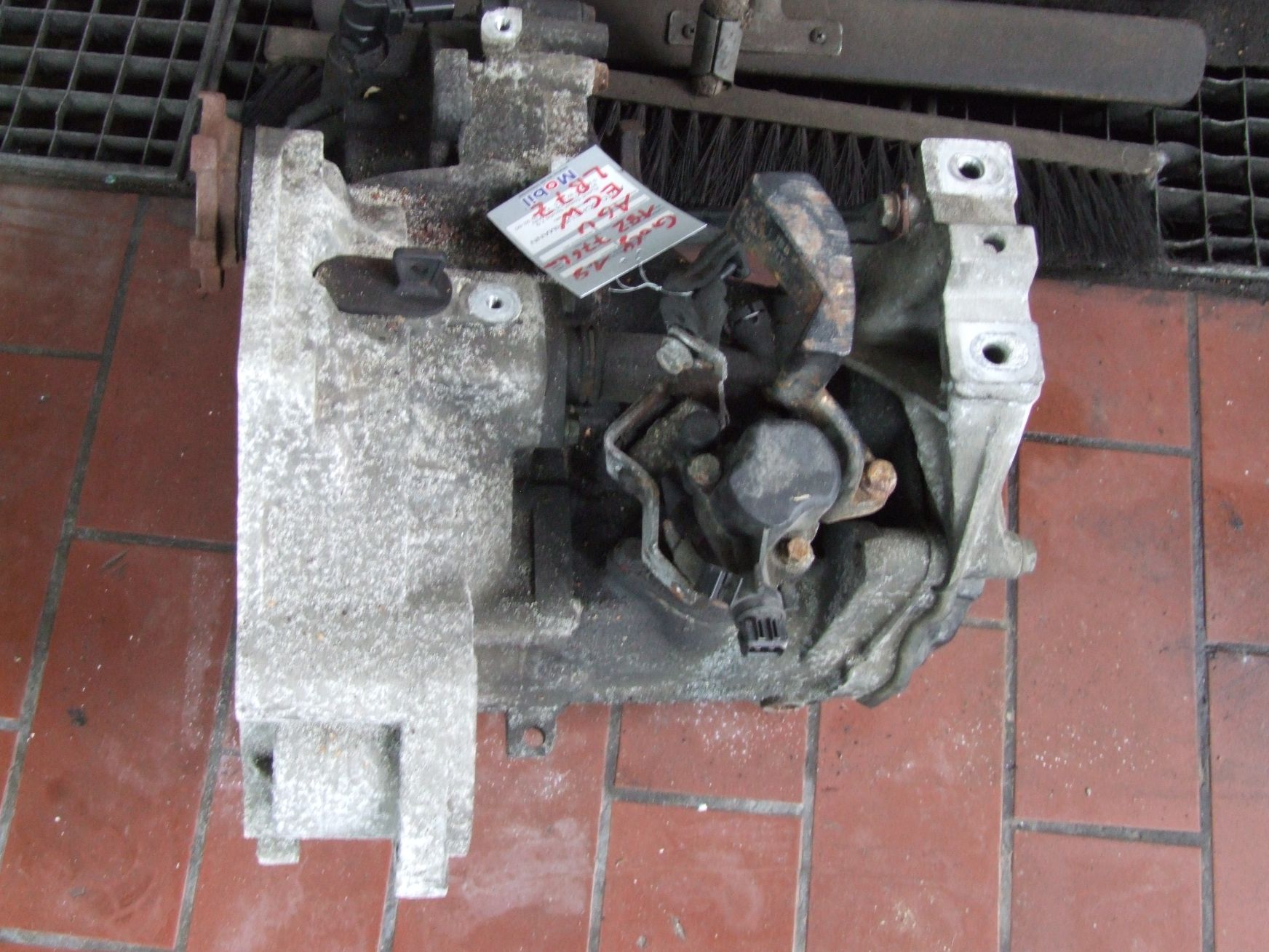 Getriebe aus VW Golf 4 Code ECW VAG 02J301107C / 02J301103F (gebraucht)