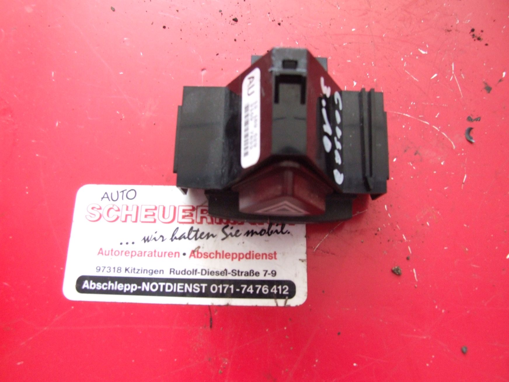 Schalter Warnblinker aus Opel Corsa D GM / 13189529 (gebraucht)