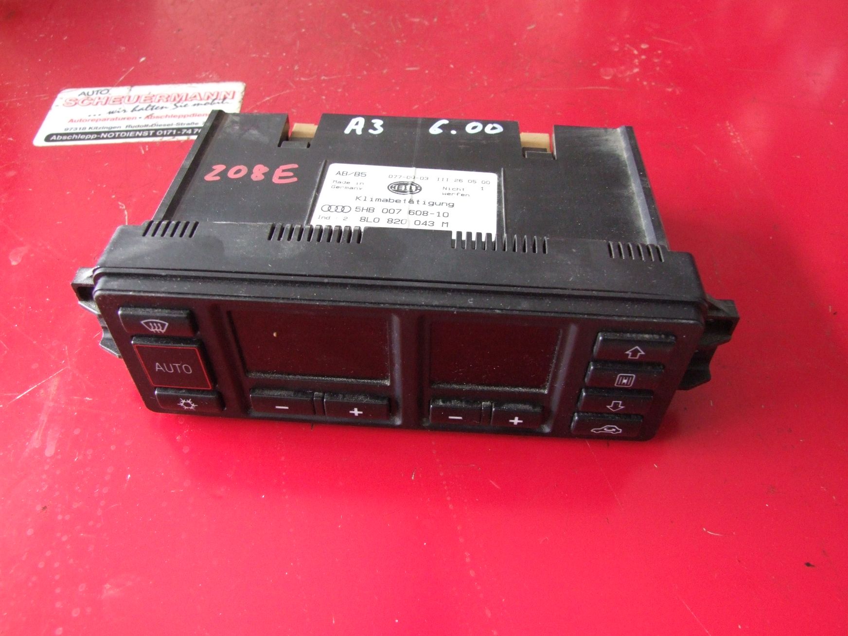 Klimabedienteil aus Audi A3 Hella 5HB00760810 / 8L0520043M (gebraucht)