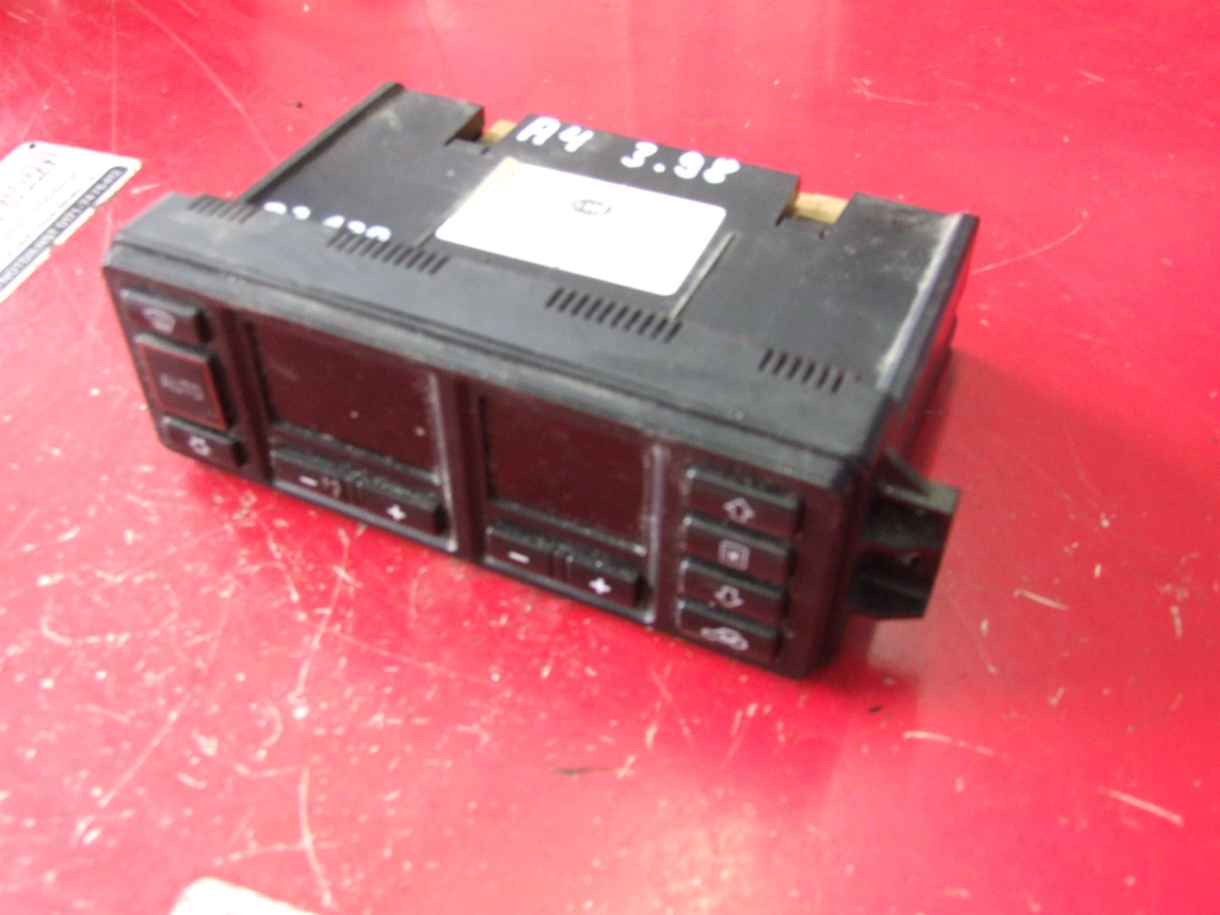Klimabedienteil aus Audi A4 Avant Hella 5HB00760804 / 8L0820043D (gebraucht)