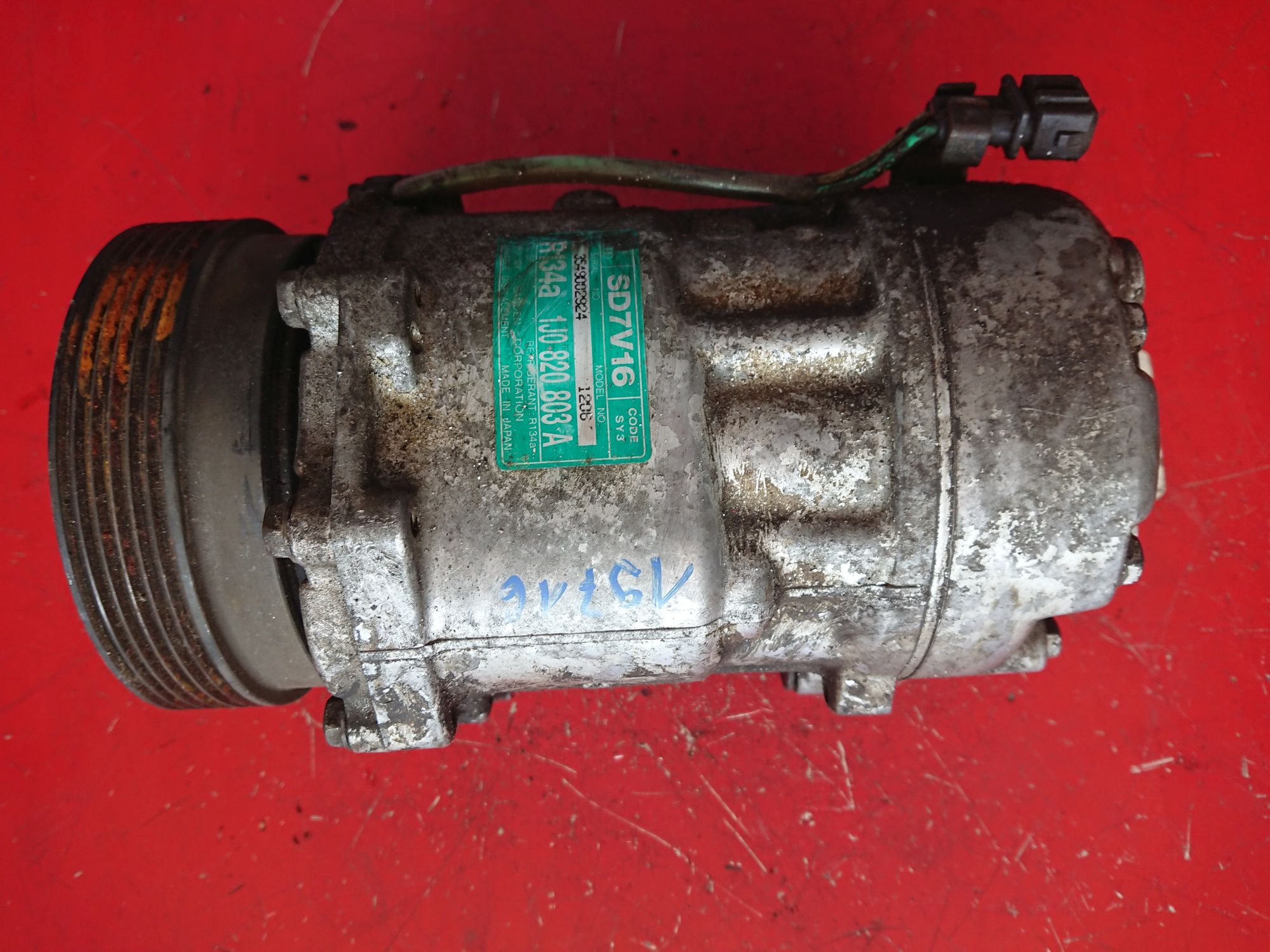 Klimakompressor aus VW Golf 4 Sanden / 1J0820803A (gebraucht)