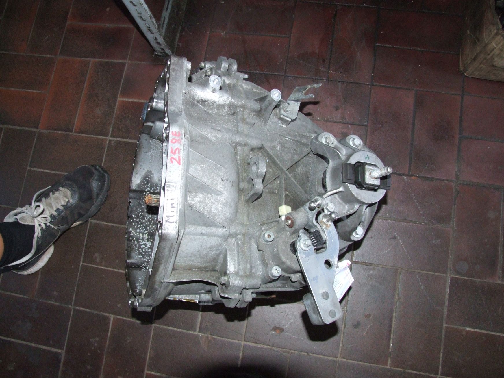 Getriebe aus Mini Cooper R56 BMW 0110837CHB / 23007568724 (gebraucht)