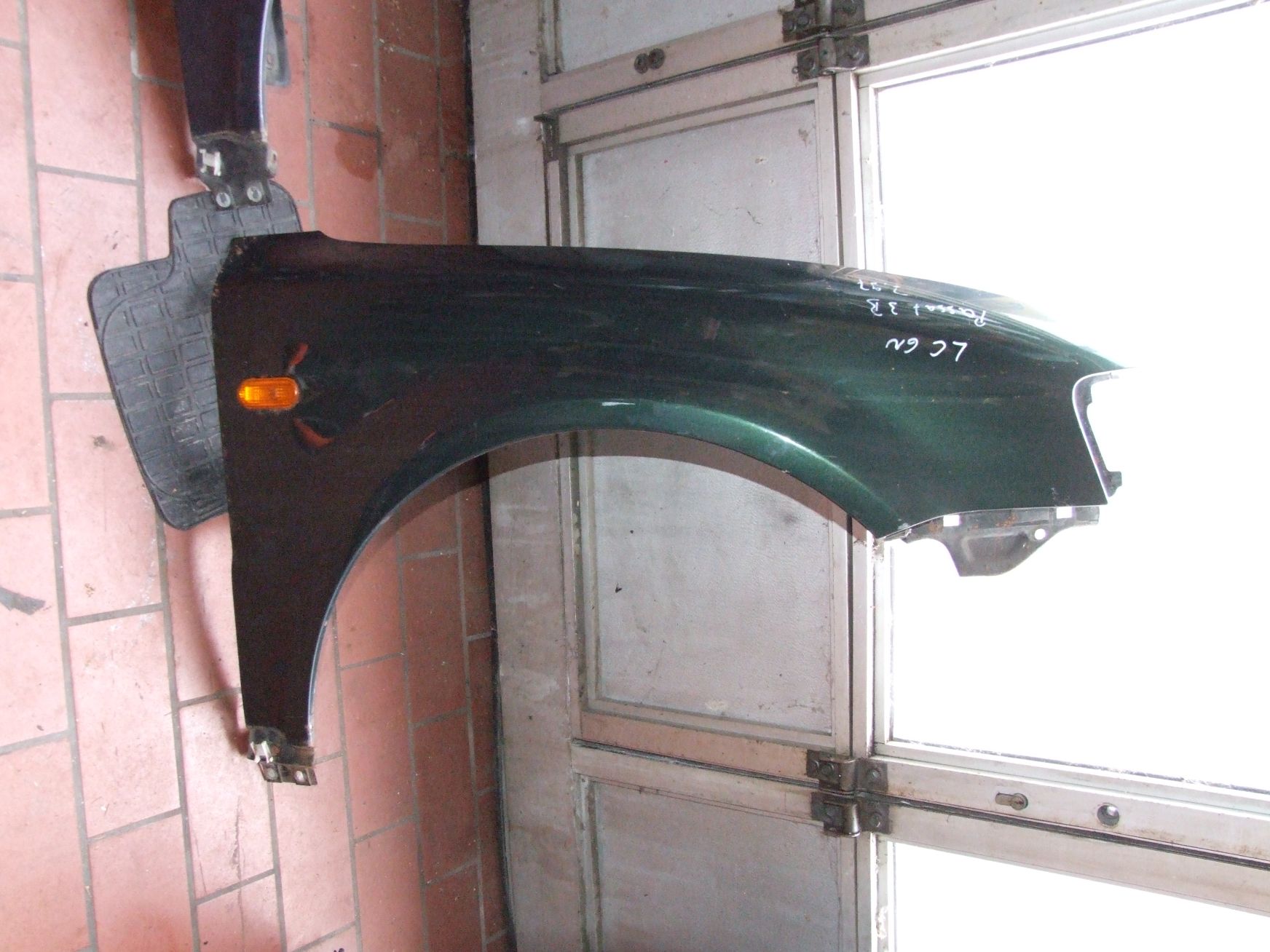 Kotflügel aus VW Passat 3B Stufe VAG / 3B0821106C (gebraucht)