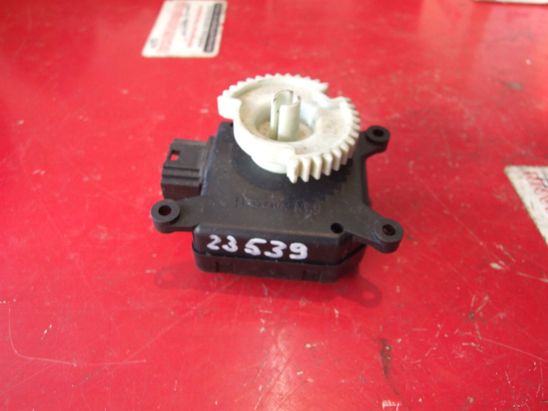Stellmotor Heizung aus VW Polo 9N MES 309368300 (gebraucht)