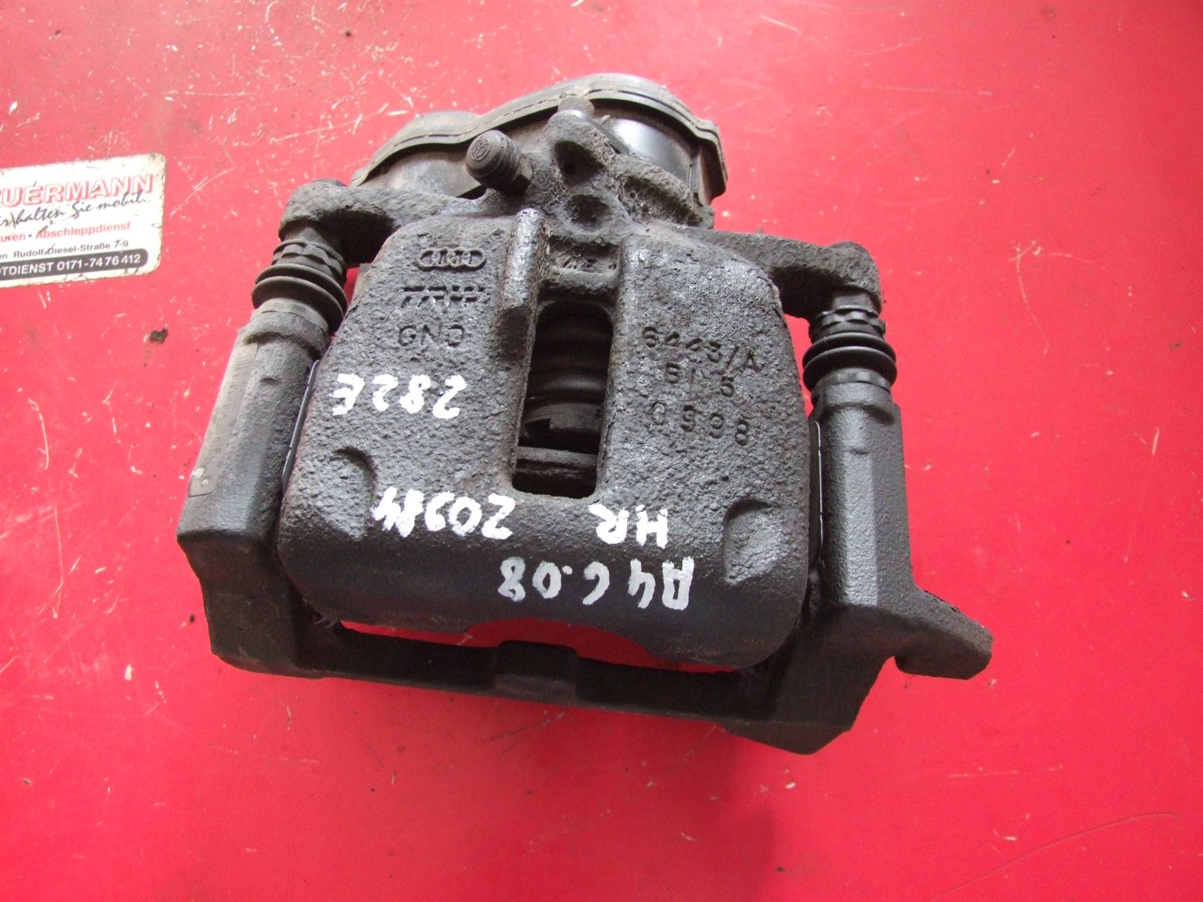 Bremssattel aus Audi A4 Avant TRW / 8K0615404B (gebraucht)