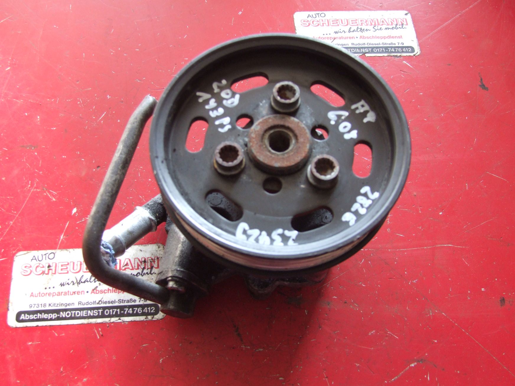 Servopumpe aus Audi A4 Avant ZF / 8K0145154B (gebraucht)