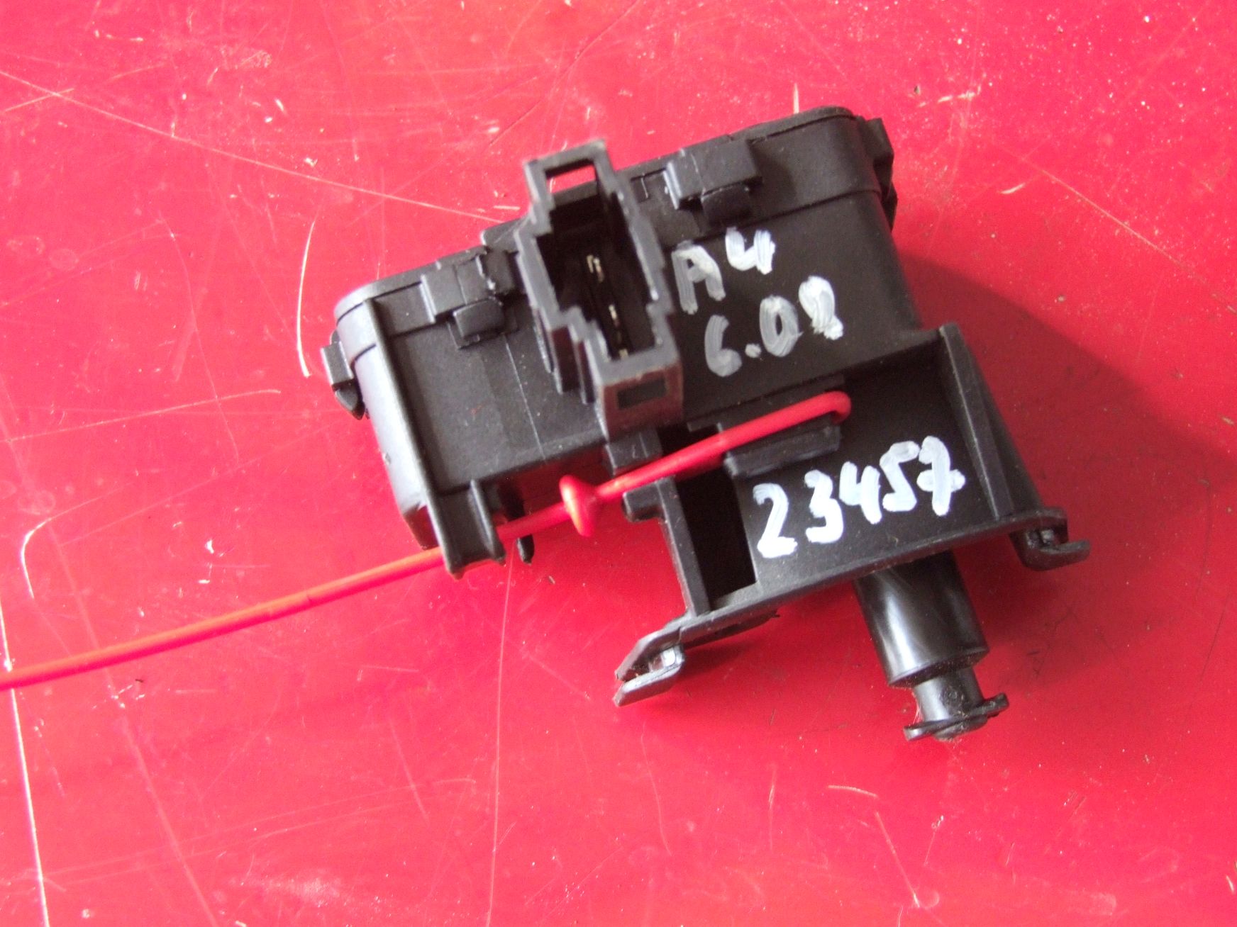 Stellmotor Tankdeckel aus Audi A4 Avant VAG / 8K0862153C (gebraucht)