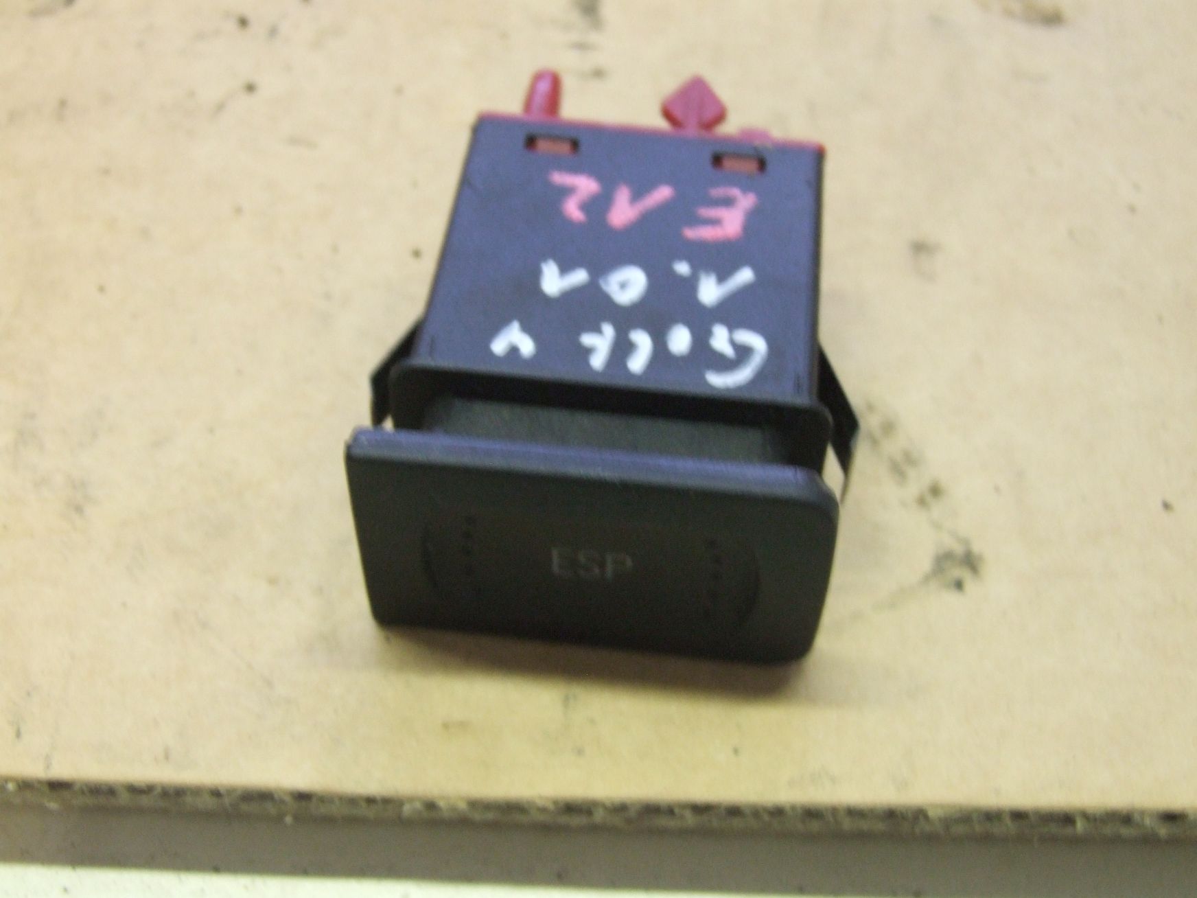 Schalter ESP aus VW Golf 4 Kombi VAG / 1J0927134A (gebraucht)
