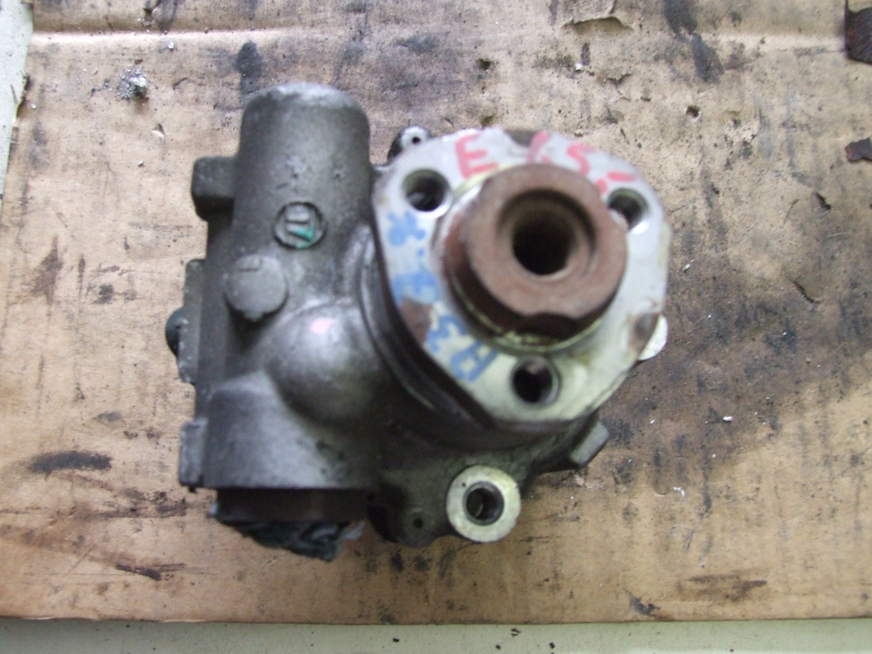 Servopumpe aus Audi A3 ZF / 038145157 (gebraucht)
